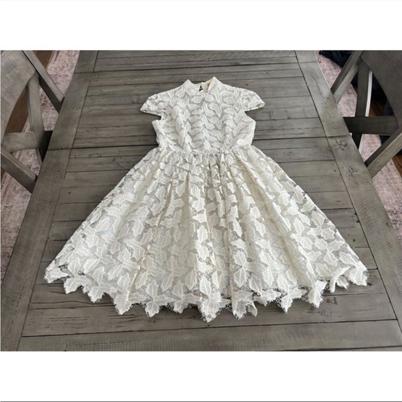 ALICE + OLIVIA Jayna Lace Open Back Fit and Flare Dress in Cream White - Size 0 - Picture 6 of 6